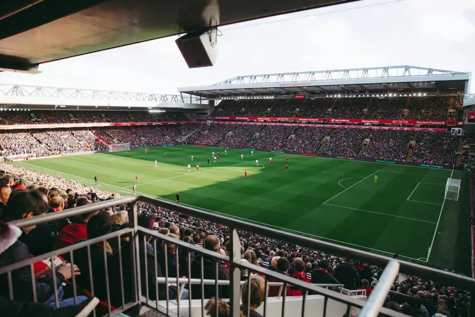 How McFarlane Balances Caicedo and Fernandez in Midfield